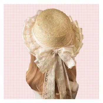 Момиче-сламена шапка с много завързана лък, министерството на горите, съвместно полагане ръчно закупуване на слънцезащитен крем в лятна шапка